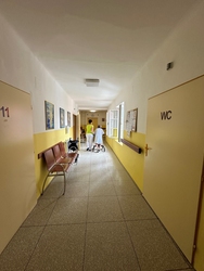 rehabilitace na chodbách